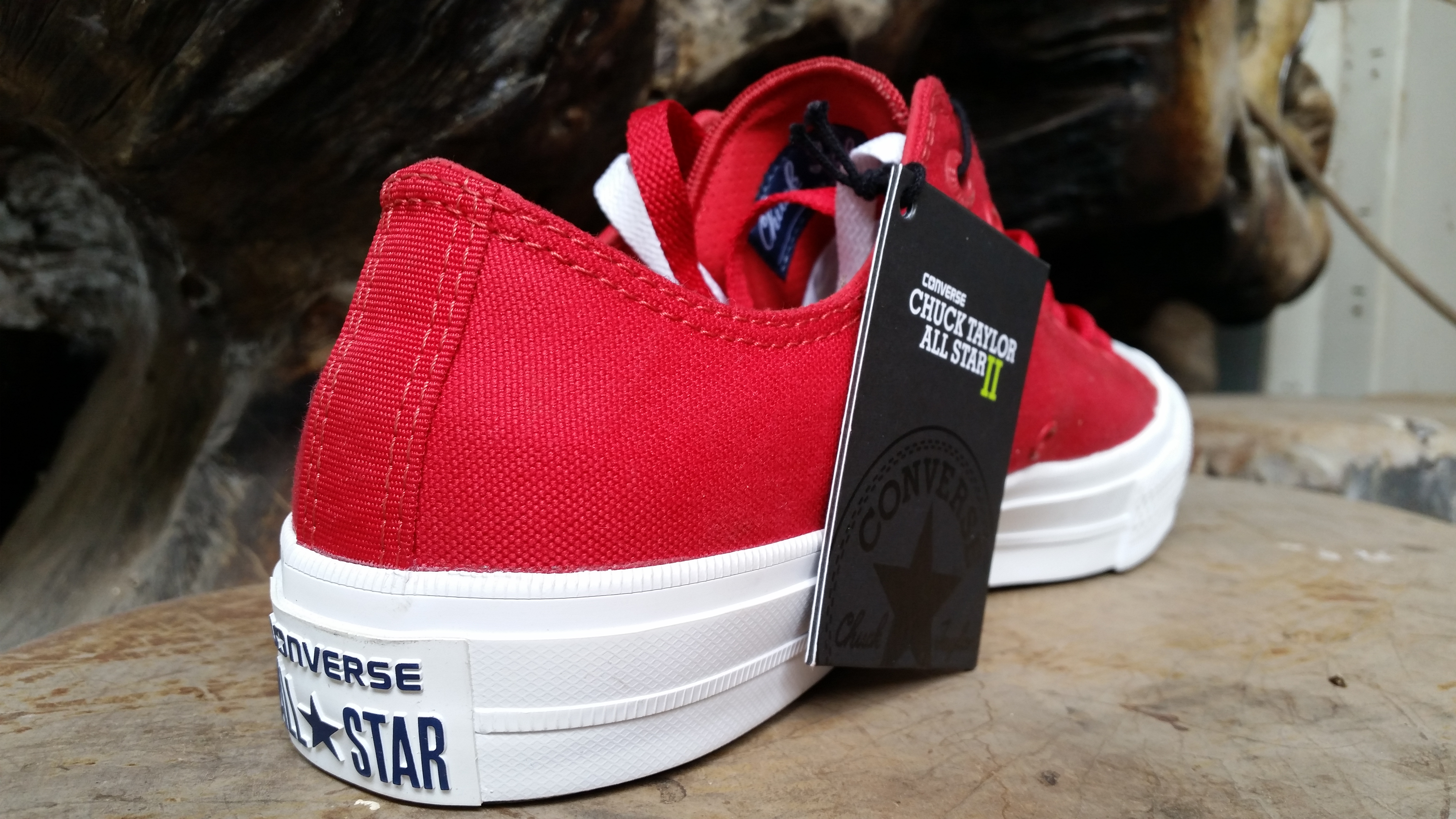 ລອງຈັບ Converse Chuck Taylor II All Star ພ້ອມກັບຈຸດແຕກຕ່າງຈາກ Converse ລຸ